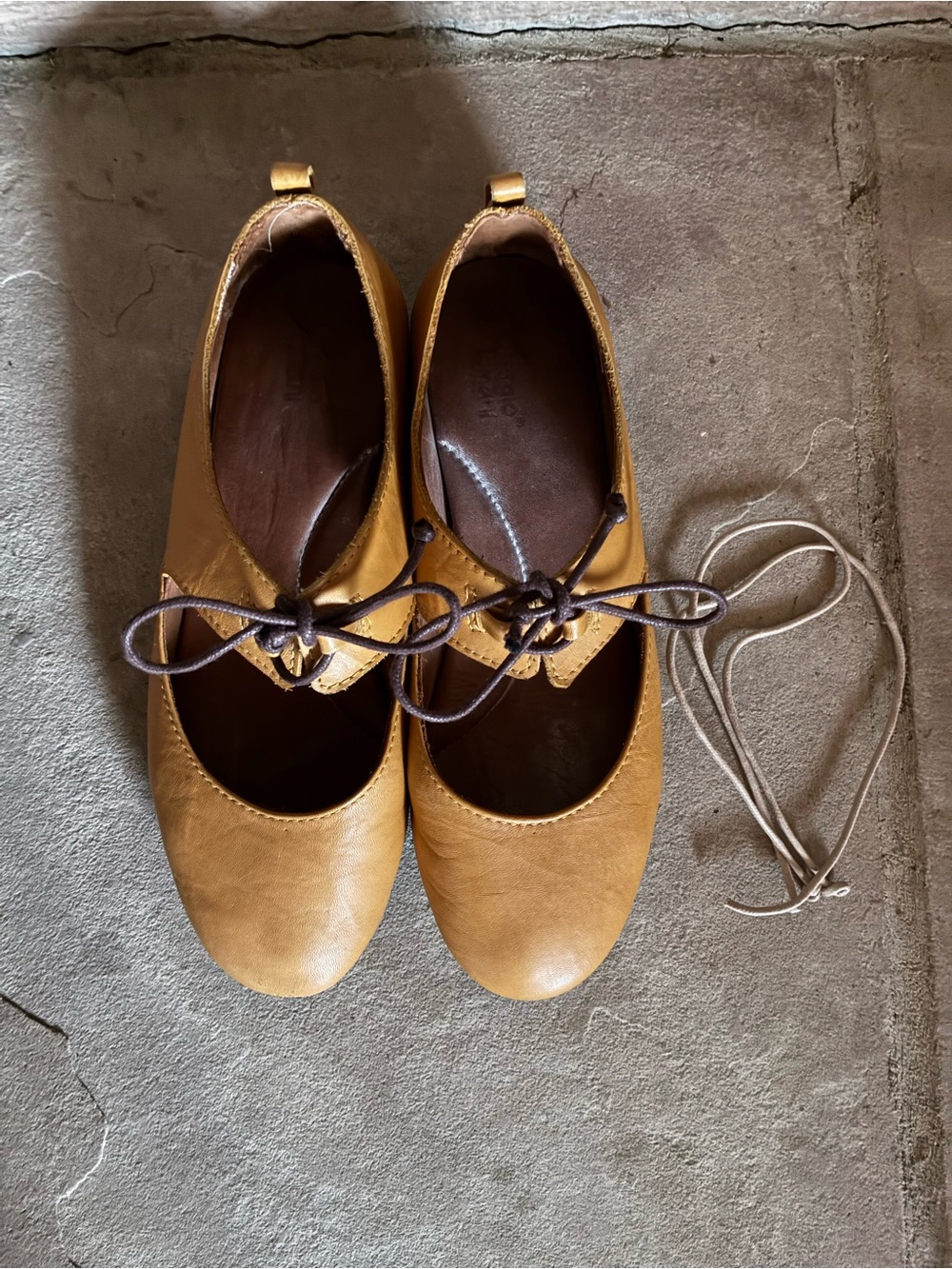 Sergio Tomani mustard yellow leather flats. - Picture 2 of 6